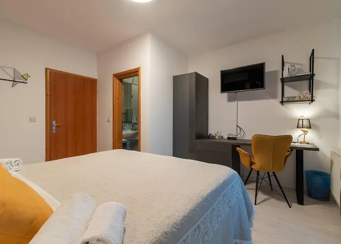 Classy Double With Balcony Τρογκίρ